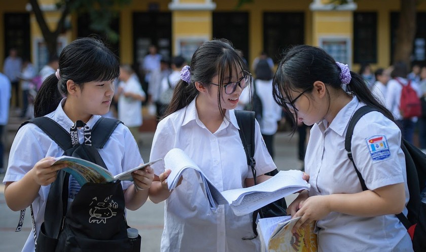 Phụ huynh, học sinh Hà Nội lại nôn nóng &quot;hóng&quot; môn thi thứ 4, nhà văn nói: Cần giảm môn thi để bớt áp lực - Ảnh 1.