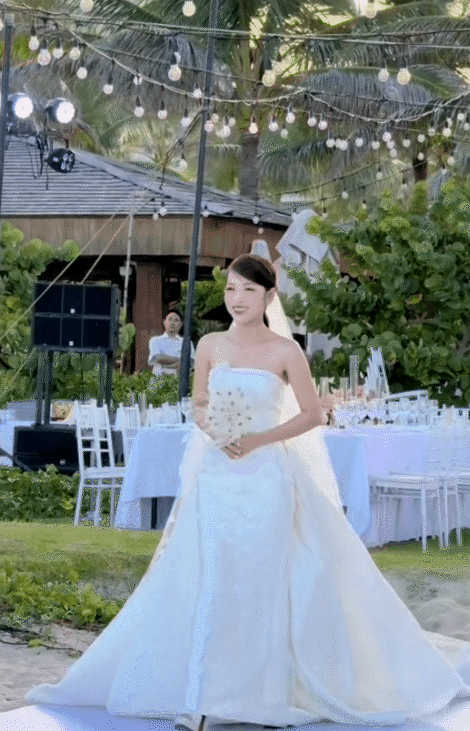 Váy cưới đi bàn màu trắng nhẹ nhàng