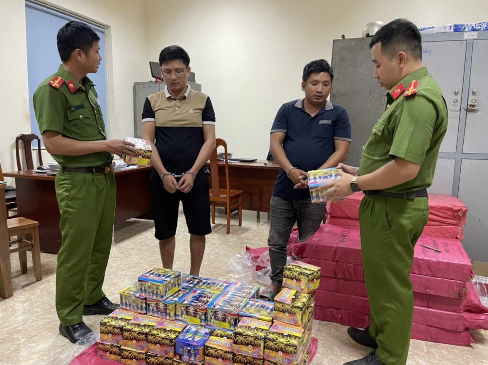 Tạm giữ hình sự người đàn ông mua hơn 4 tạ pháo lậu từ Lào về Đắk Lắk tiêu thụ - Ảnh 1.