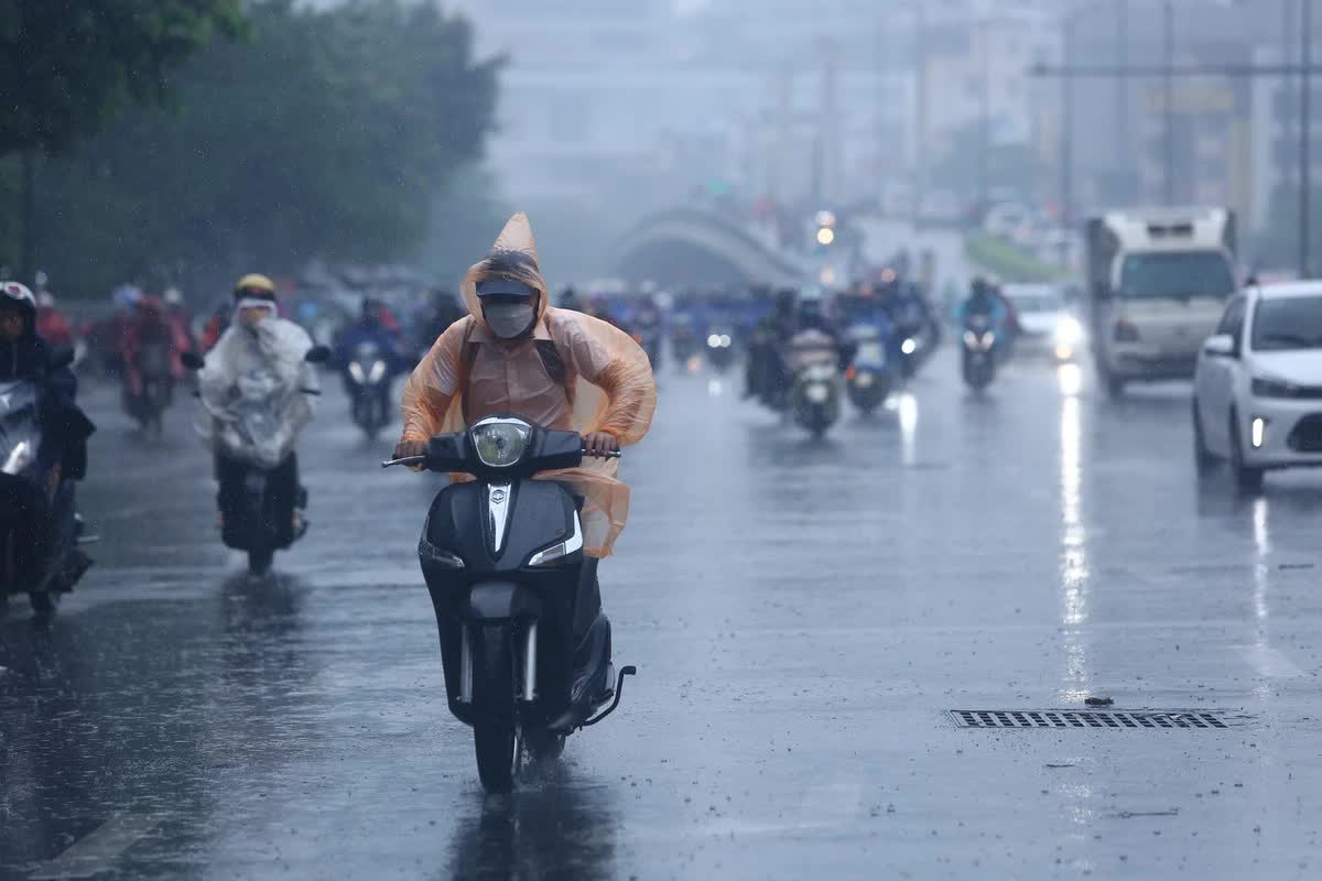 Không khí lạnh tràn về, miền Bắc mưa lớn nhiều nơi, trời chuyển lạnh - Ảnh 1.