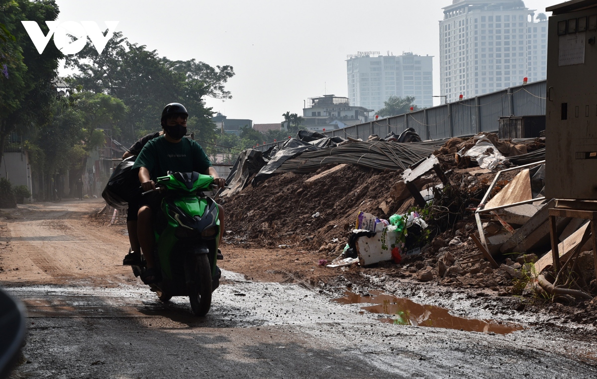 Dự án mở rộng đường Âu Cơ - Nghi Tàm: Dân khốn khổ nạn rác thải, ô nhiễm khí bụi - Ảnh 4.