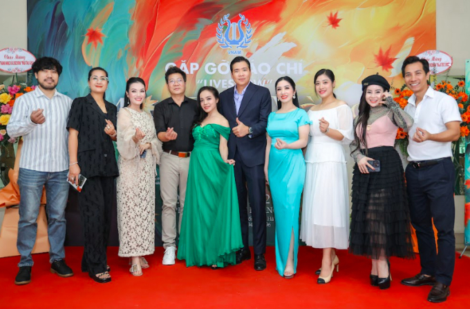 Thanh Lam - Quang Hà hào hứng về trường biểu diễn nhân ngày 20/11 - Ảnh 1.