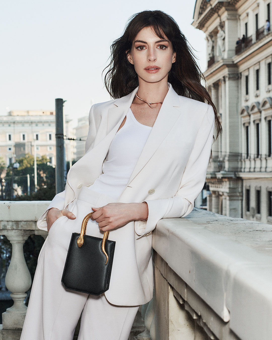 10 cách mặc áo blazer sang trọng và quý phái của Anne Hathaway - Ảnh 11.