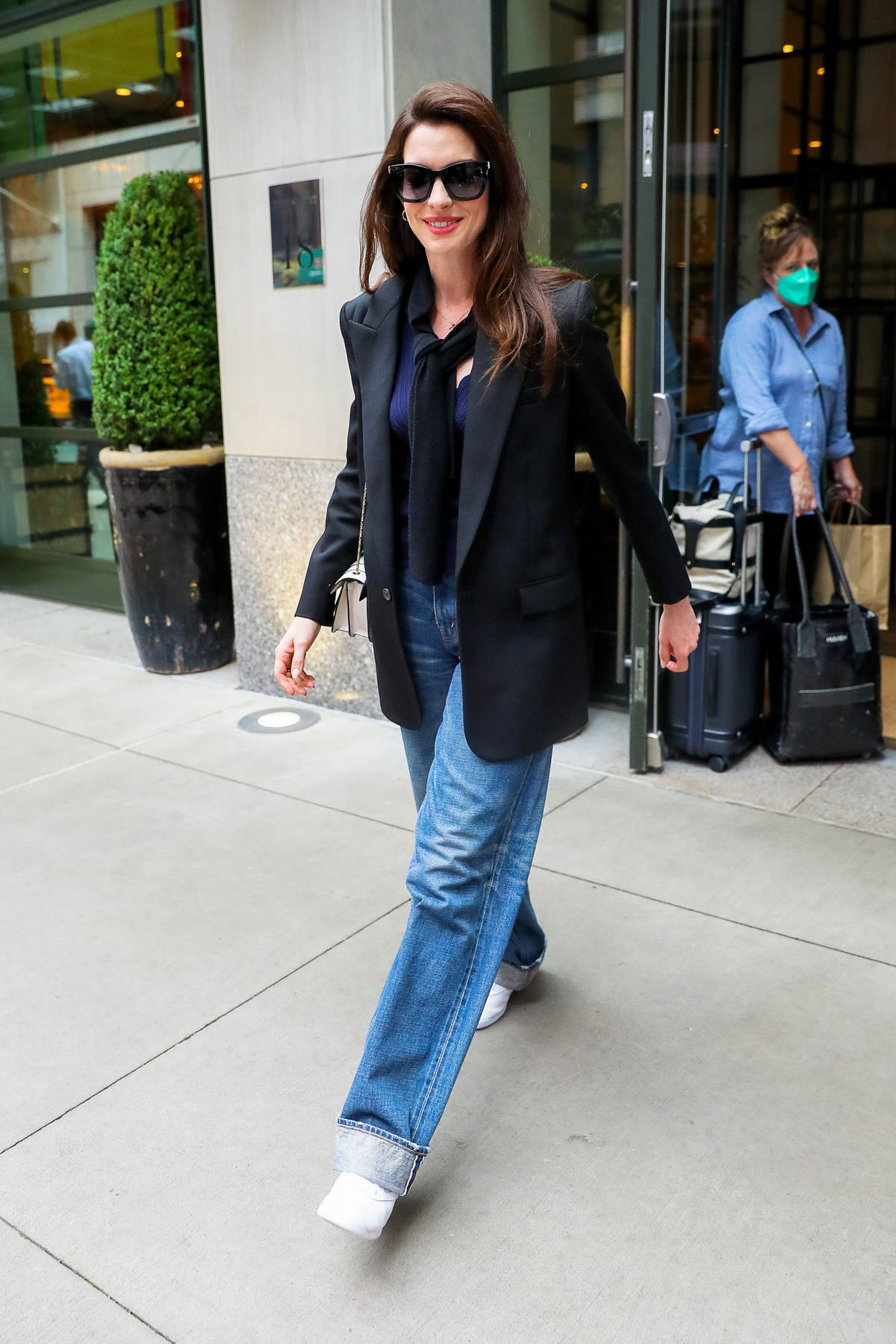 10 cách mặc áo blazer sang trọng và quý phái của Anne Hathaway - Ảnh 6.