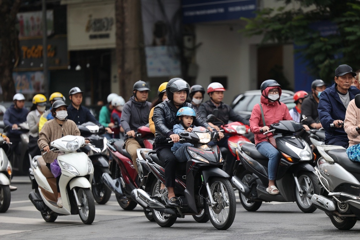 Chùm ảnh: Hà Nội sáng bình yên trong cơn gió lạnh đầu mùa, người dân co ro khoác thêm áo ấm - Ảnh 1.