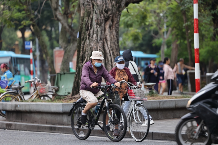 Chùm ảnh: Hà Nội sáng bình yên trong cơn gió lạnh đầu mùa, người dân co ro khoác thêm áo ấm - Ảnh 6.