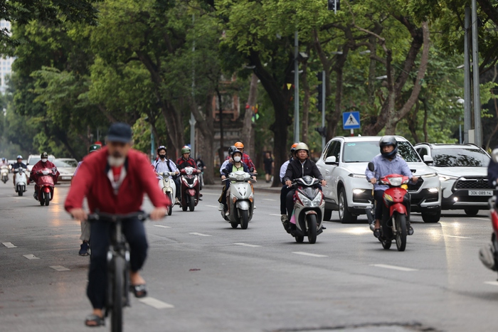 Chùm ảnh: Hà Nội sáng bình yên trong cơn gió lạnh đầu mùa, người dân co ro khoác thêm áo ấm - Ảnh 4.