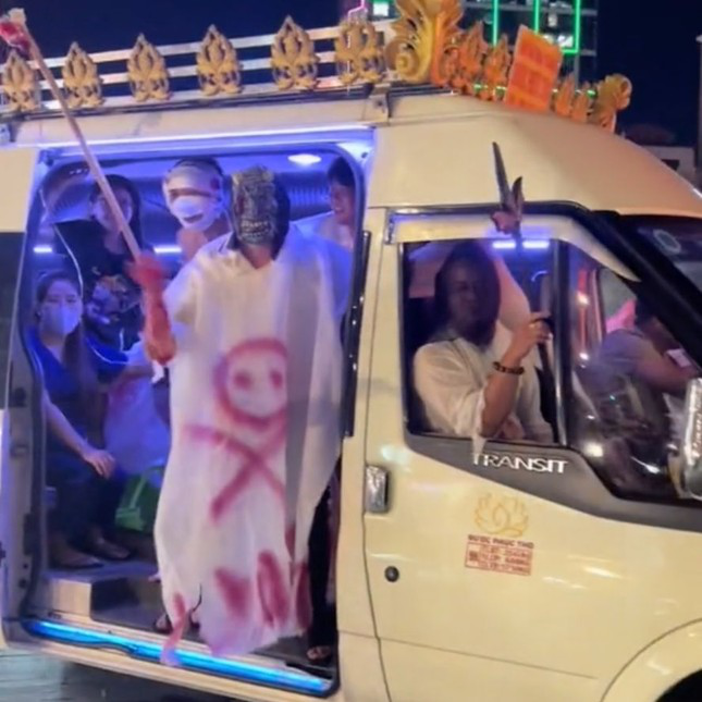 Xử phạt 8 người trên xe tang chở 'ma' diễu phố đêm Halloween - Ảnh 1.