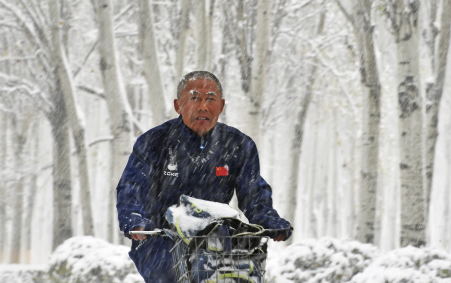 Bão tuyết bất thường ở Trung Quốc khiến nhiều chuyến bay bị hoãn, trường học đóng cửa - Ảnh 1.