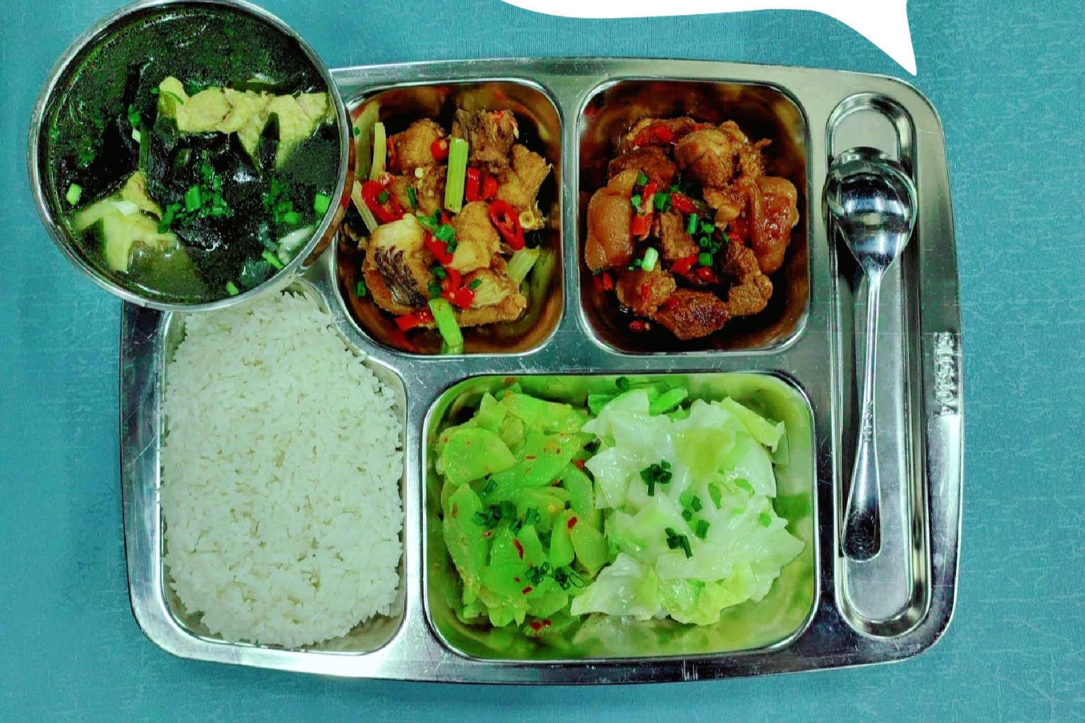 Nam sinh khoe suất ăn trong canteen trường, ai ngờ bị mẹ vào chất vấn: Thế này cũng hết gần 10 triệu/tháng? - Ảnh 1.