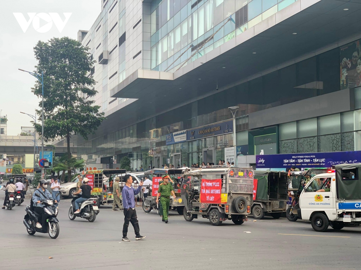 Hàng loạt ô tô ở chung cư Artemis bị khóa bánh, chặn xe không cho ra vào - Ảnh 6.