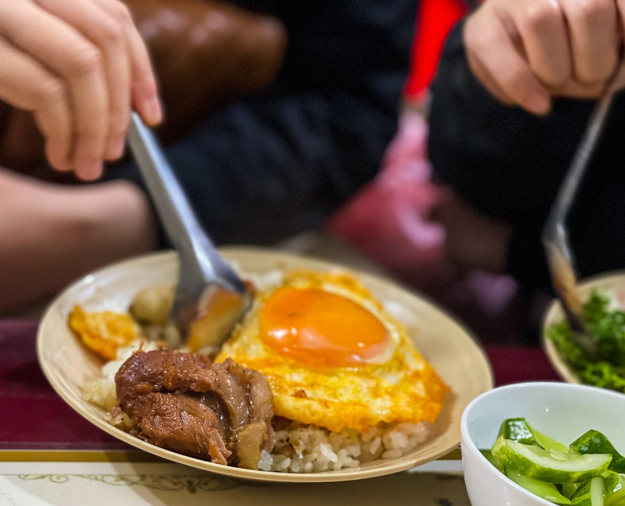 Cặp vợ chồng U70 bán món xôi thịt độc nhất ở Hà Nội - Ảnh 5.