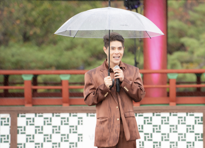 H'Hen Niê, Hari Won sải bước trình diễn trong mưa rét 5 độ tại Hàn Quốc - Ảnh 9.