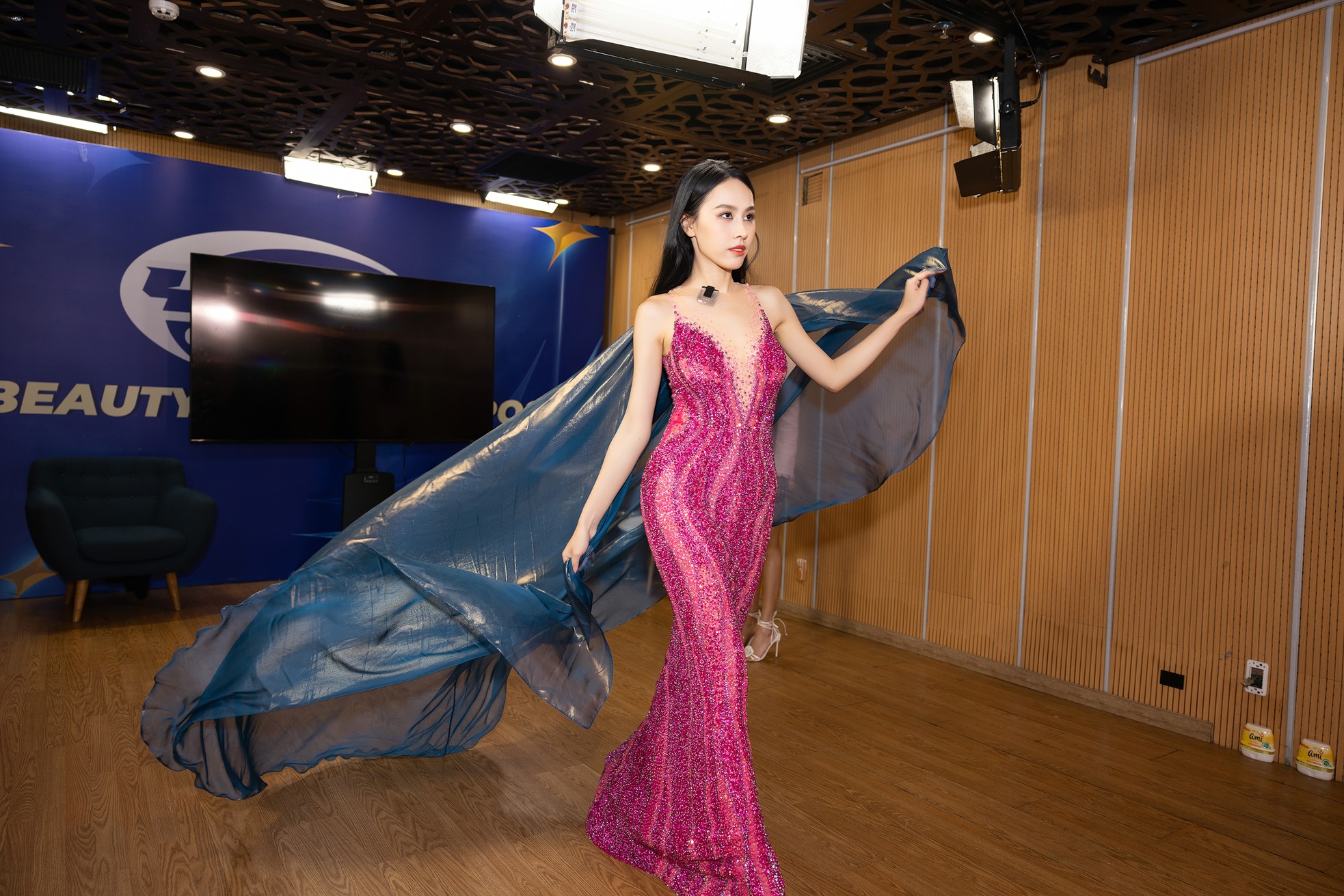 Á hậu Ngọc Hằng tập catwalk để thi Hoa hậu Liên lục địa - Ảnh 17.