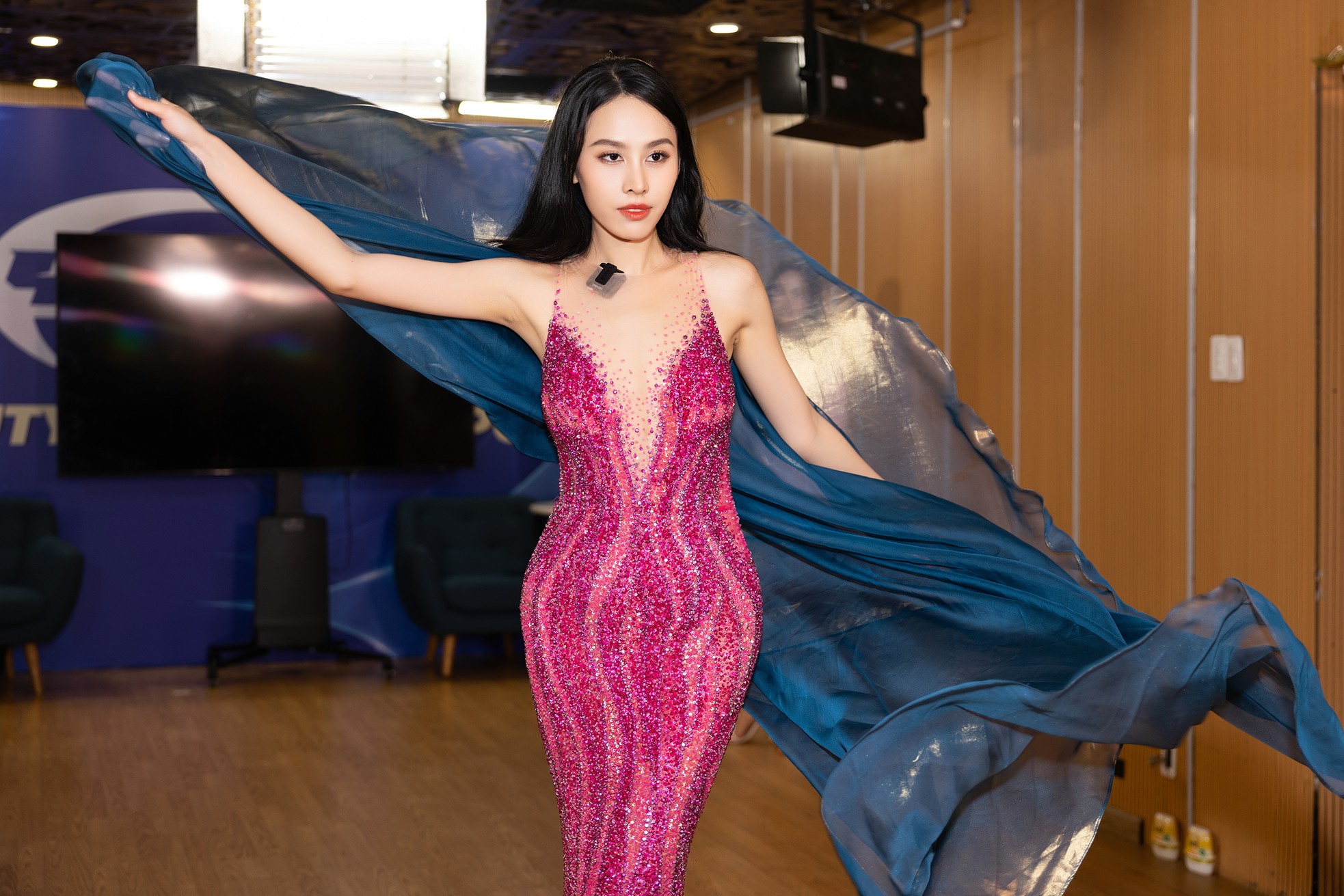 Á hậu Ngọc Hằng tập catwalk để thi Hoa hậu Liên lục địa - Ảnh 15.