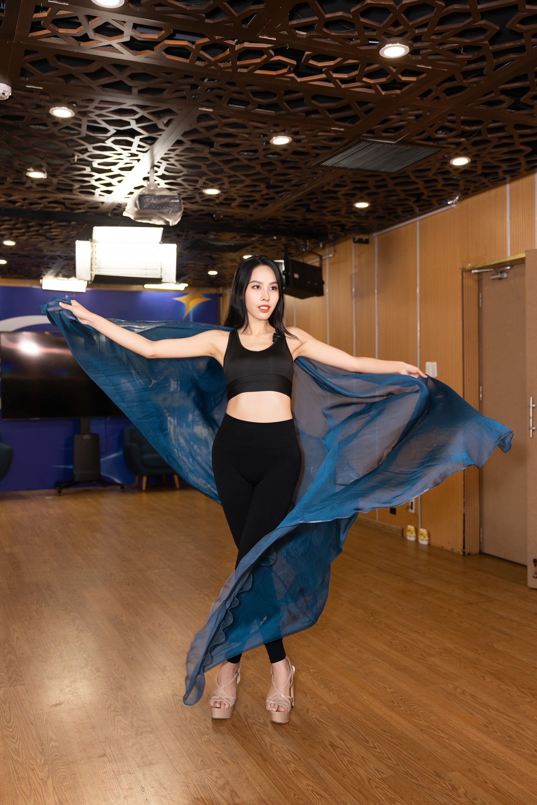 Á hậu Ngọc Hằng tập catwalk để thi Hoa hậu Liên lục địa - Ảnh 13.