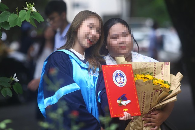 Trên 90% sinh viên tốt nghiệp khá, giỏi: Bằng đỏ có &quot;mất thiêng&quot;? - Ảnh 1.