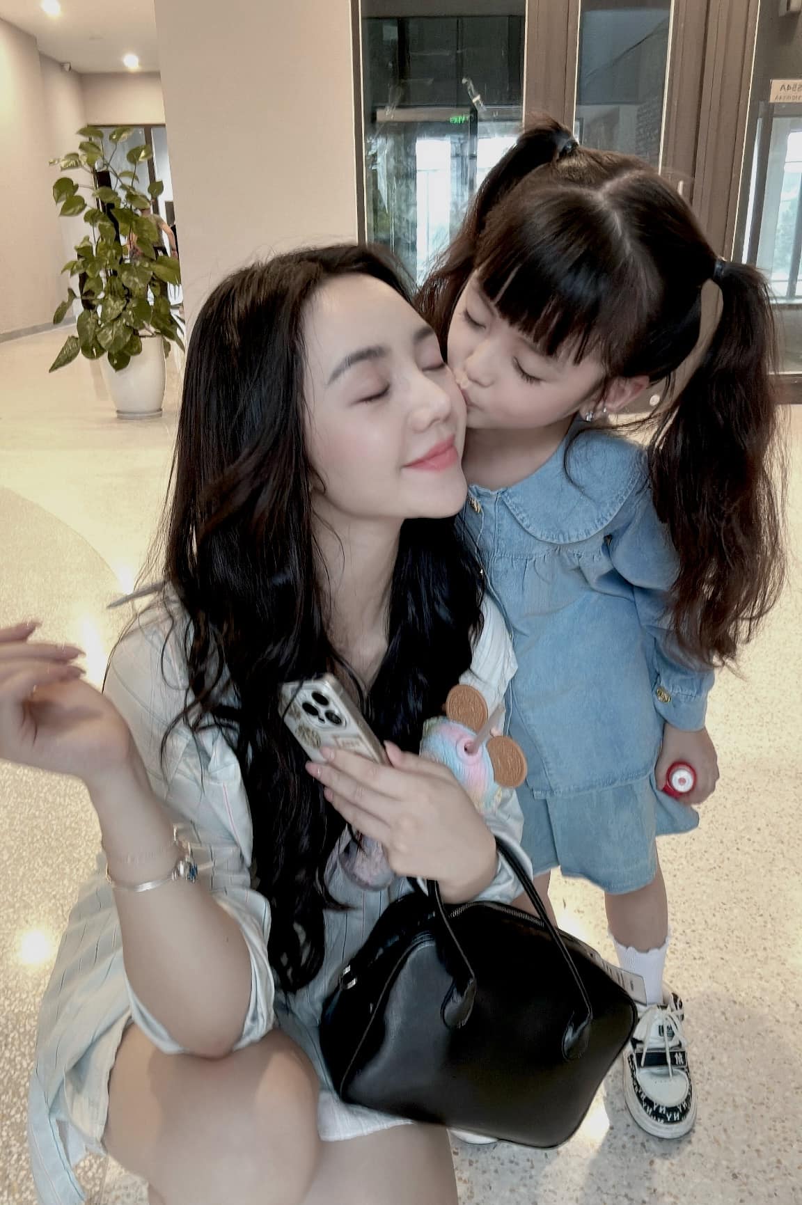 Một gia đình phim VTV gây sốt vì bố mẹ đẹp ngang diễn viên Hàn, con gái xinh như thiên thần - Ảnh 6.