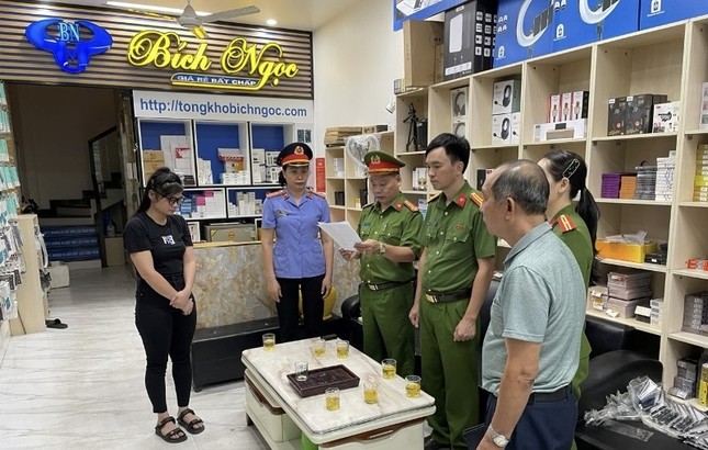 Bắt ông chủ chuỗi cửa hàng linh kiện điện thoại, thu giữ lô hàng lậu trị giá 10 tỷ đồng - Ảnh 1.