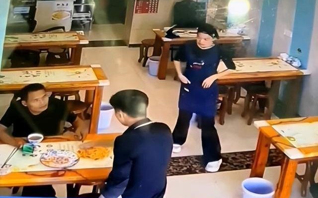 Bị chủ quán ném đĩa mì vào mặt, nam thực khách giận dữ &quot;bóc phốt&quot;, tiệm ăn lên tiếng bóc trần sự thật đảo ngược tình thế - Ảnh 1.