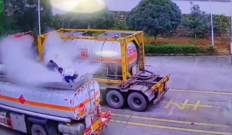 Trung Quốc: Xe bồn chở dầu phát nổ khiến 4 người thương vong