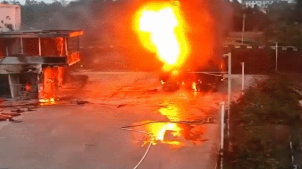 Trung Quốc: Xe bồn chở dầu phát nổ khiến 2 người thiệt mạng, cảnh tượng lửa lan tứ phía gây ám ảnh - Ảnh 4.