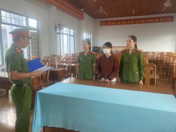 Bắt tạm giam người phụ nữ x&eacute; bi&ecirc;n bản, đạp v&agrave;o người CSGT - Ảnh 1.