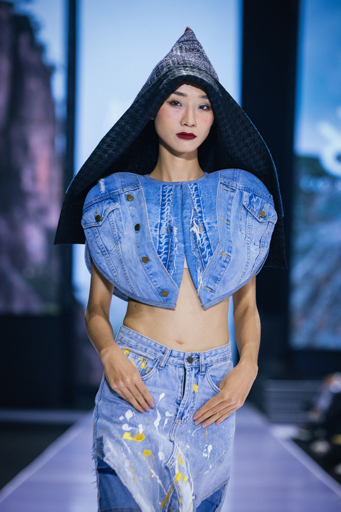 Diva Thanh Lam bất ngờ xuất hiện trên sàn catwalk, thần thái không hề thua kém người mẫu chuyên nghiệp - Ảnh 4.