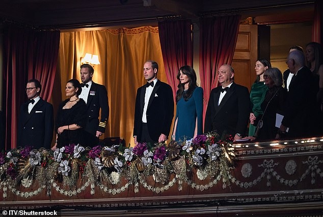 William và Kate thể hiện cử chỉ thân mật khiến fan lịm tim, chuyên gia ngôn ngữ cơ thể bình luận "không cần phô trương vẫn đầy tinh tế" - Ảnh 5. William và Kate thể hiện cử chỉ thân mật khiến fan lịm tim, chuyên gia ngôn ngữ cơ thể bình luận "không cần phô trương vẫn đầy tinh tế" - Ảnh 5.