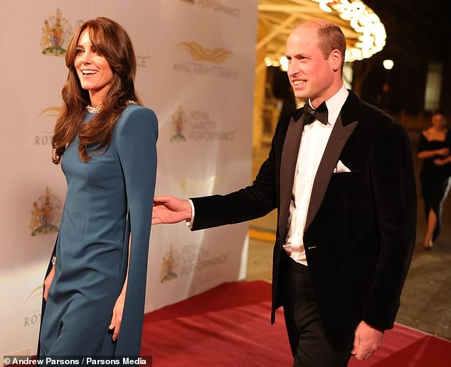 William và Kate thể hiện cử chỉ thân mật khiến fan lịm tim, chuyên gia ngôn ngữ cơ thể bình luận "không cần phô trương vẫn đầy tinh tế" - Ảnh 8. William và Kate thể hiện cử chỉ thân mật khiến fan lịm tim, chuyên gia ngôn ngữ cơ thể bình luận "không cần phô trương vẫn đầy tinh tế" - Ảnh 8.