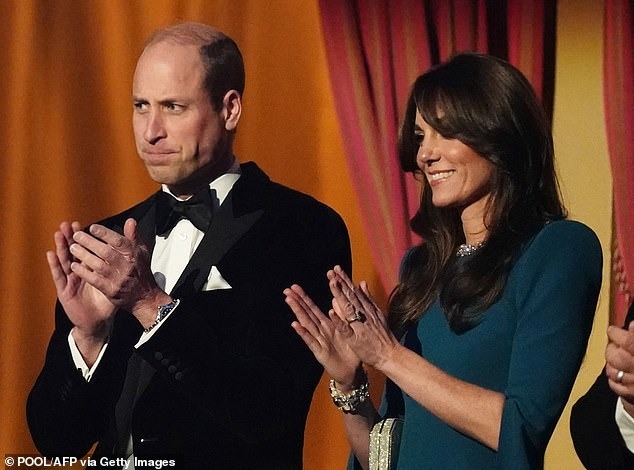 William và Kate thể hiện cử chỉ thân mật khiến fan lịm tim, chuyên gia ngôn ngữ cơ thể bình luận "không cần phô trương vẫn đầy tinh tế" - Ảnh 4. William và Kate thể hiện cử chỉ thân mật khiến fan lịm tim, chuyên gia ngôn ngữ cơ thể bình luận "không cần phô trương vẫn đầy tinh tế" - Ảnh 4.