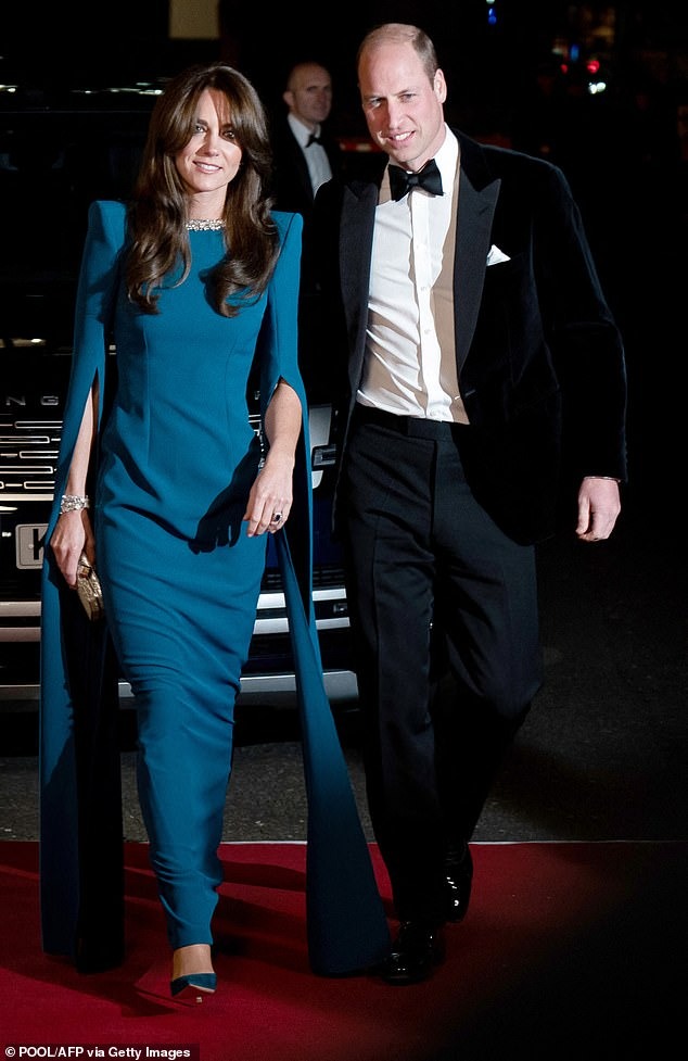 William và Kate thể hiện cử chỉ thân mật khiến fan lịm tim, chuyên gia ngôn ngữ cơ thể bình luận "không cần phô trương vẫn đầy tinh tế" - Ảnh 1. William và Kate thể hiện cử chỉ thân mật khiến fan lịm tim, chuyên gia ngôn ngữ cơ thể bình luận "không cần phô trương vẫn đầy tinh tế" - Ảnh 1.