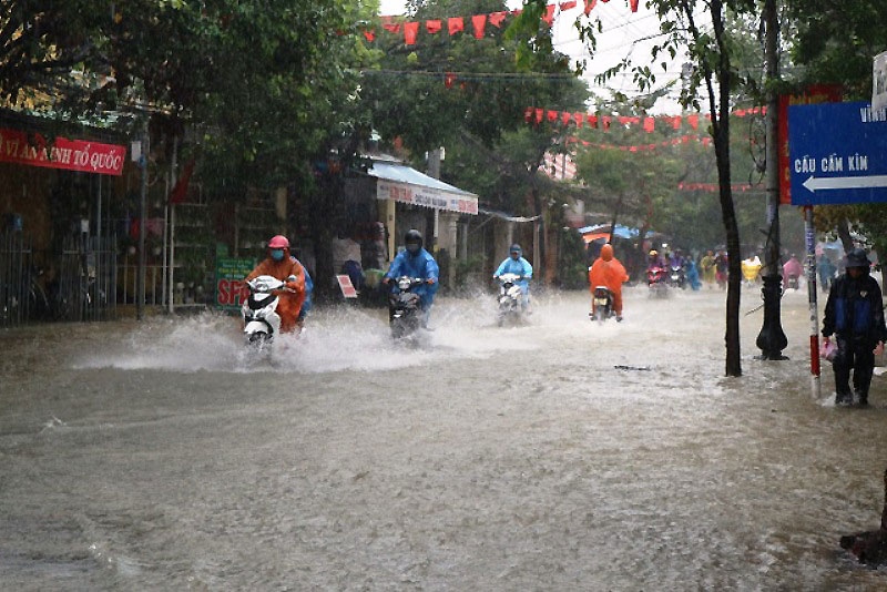 Thời tiết ng&agrave;y 2/12: Khu vực Trung Bộ c&oacute; mưa to đến rất to - Ảnh 1.