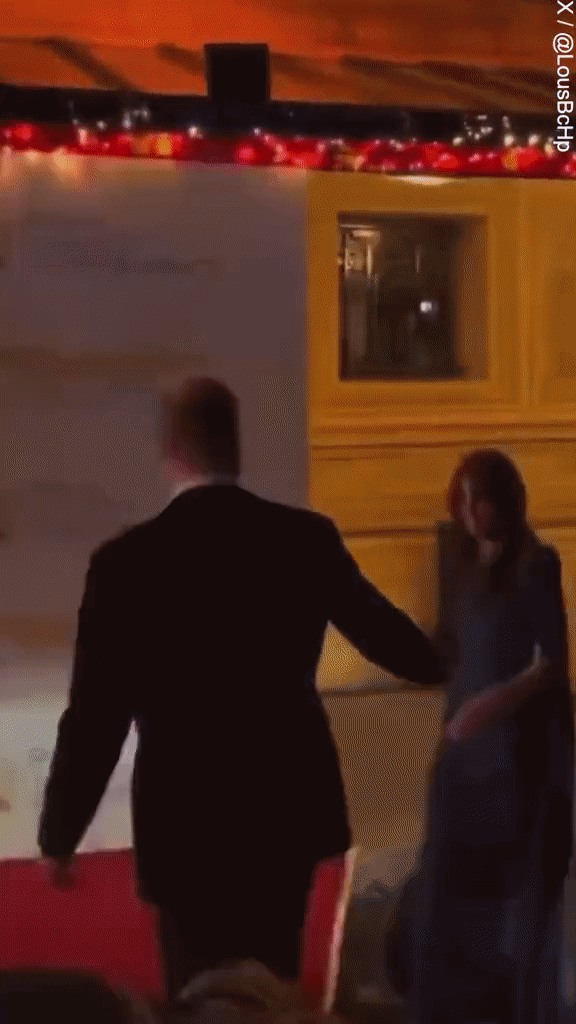 William và Kate thể hiện cử chỉ thân mật khiến fan lịm tim, chuyên gia ngôn ngữ cơ thể bình luận "không cần phô trương vẫn đầy tinh tế" - Ảnh 2. William và Kate thể hiện cử chỉ thân mật khiến fan lịm tim, chuyên gia ngôn ngữ cơ thể bình luận "không cần phô trương vẫn đầy tinh tế" - Ảnh 2.