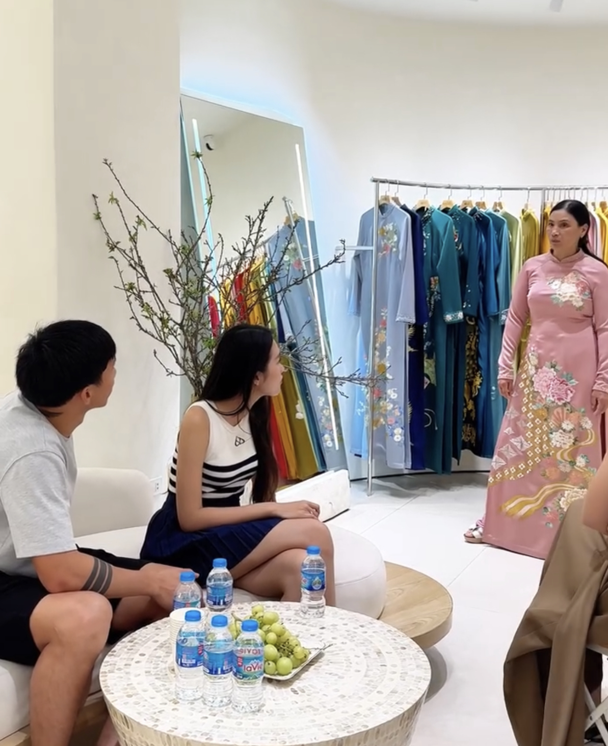 Doãn Hải My vui vẻ cùng mẹ chồng đi chọn áo dài, dâu ngoan thế này bảo sao Đoàn Văn Hậu lại mê- Ảnh 2. Doãn Hải My vui vẻ cùng mẹ chồng đi chọn áo dài, dâu ngoan thế này bảo sao Đoàn Văn Hậu lại mê- Ảnh 2.