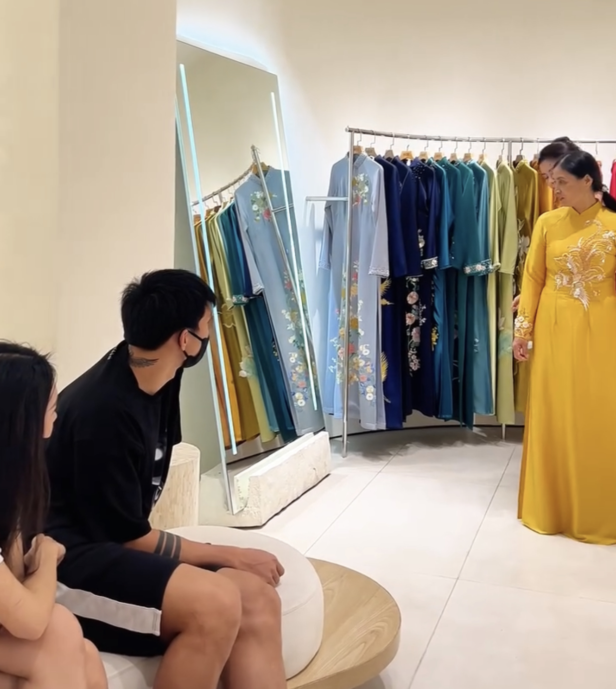 Doãn Hải My vui vẻ cùng mẹ chồng đi chọn áo dài, dâu ngoan thế này bảo sao Đoàn Văn Hậu lại mê- Ảnh 4. Doãn Hải My vui vẻ cùng mẹ chồng đi chọn áo dài, dâu ngoan thế này bảo sao Đoàn Văn Hậu lại mê- Ảnh 4.