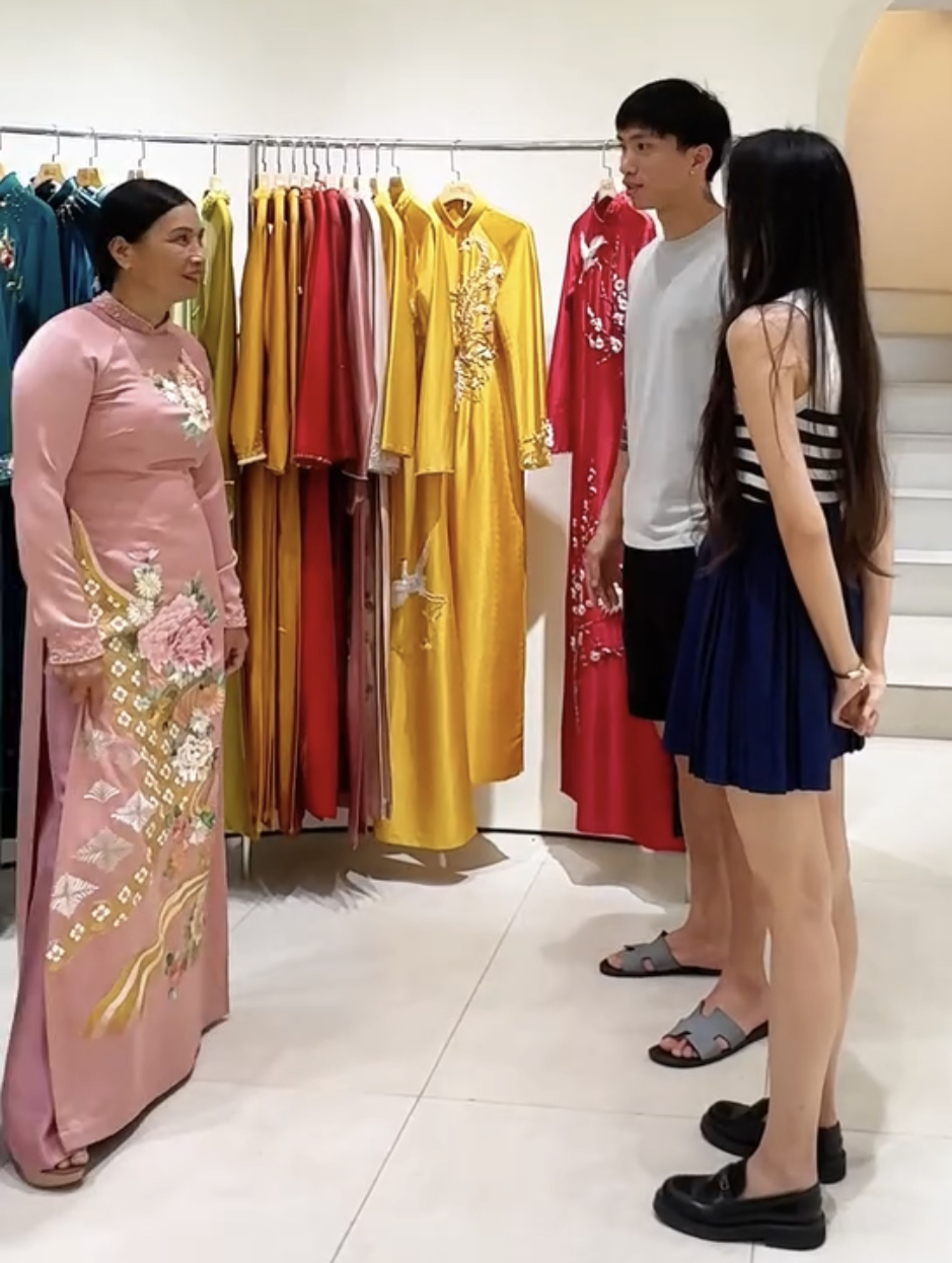 Doãn Hải My vui vẻ cùng mẹ chồng đi chọn áo dài, dâu ngoan thế này bảo sao Đoàn Văn Hậu lại mê- Ảnh 3. Doãn Hải My vui vẻ cùng mẹ chồng đi chọn áo dài, dâu ngoan thế này bảo sao Đoàn Văn Hậu lại mê- Ảnh 3.
