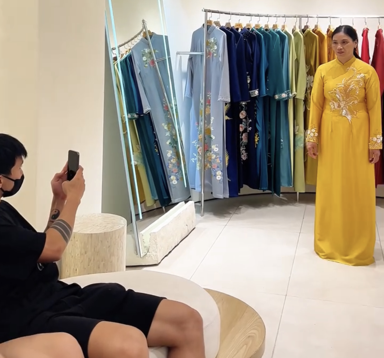 Doãn Hải My vui vẻ cùng mẹ chồng đi chọn áo dài, dâu ngoan thế này bảo sao Đoàn Văn Hậu lại mê- Ảnh 5. Doãn Hải My vui vẻ cùng mẹ chồng đi chọn áo dài, dâu ngoan thế này bảo sao Đoàn Văn Hậu lại mê- Ảnh 5.