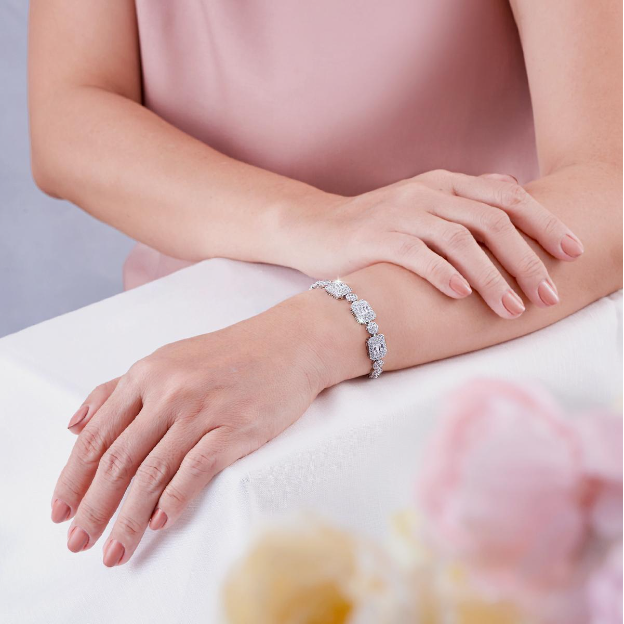 Bí quyết chọn trang sức giúp mẹ tỏa sáng trong các buổi tiệc cuối năm - Ảnh 1. Bí quyết chọn trang sức giúp mẹ tỏa sáng trong các buổi tiệc cuối năm - Ảnh 1.