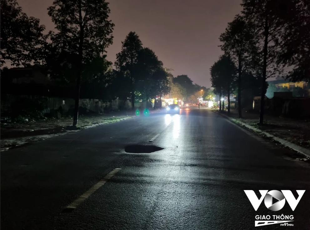 Hà Đông (Hà Nội): Dò dẫm lưu thông trên nhiều đường phố thiếu đèn - Ảnh 1.