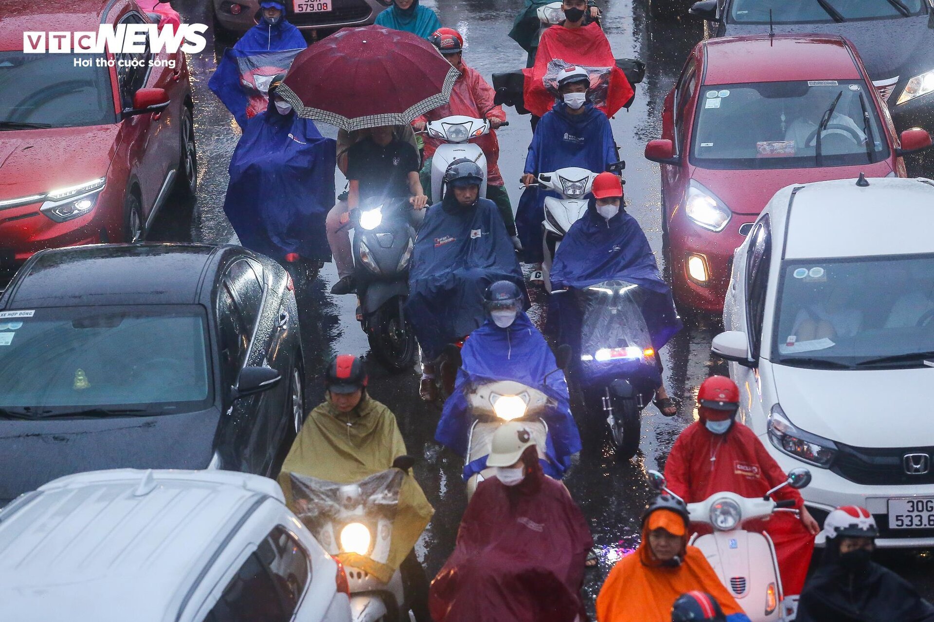 Đường phố Hà Nội hỗn loạn từ sáng đến tối vì mưa, người dân chật vật di chuyển - Ảnh 2.