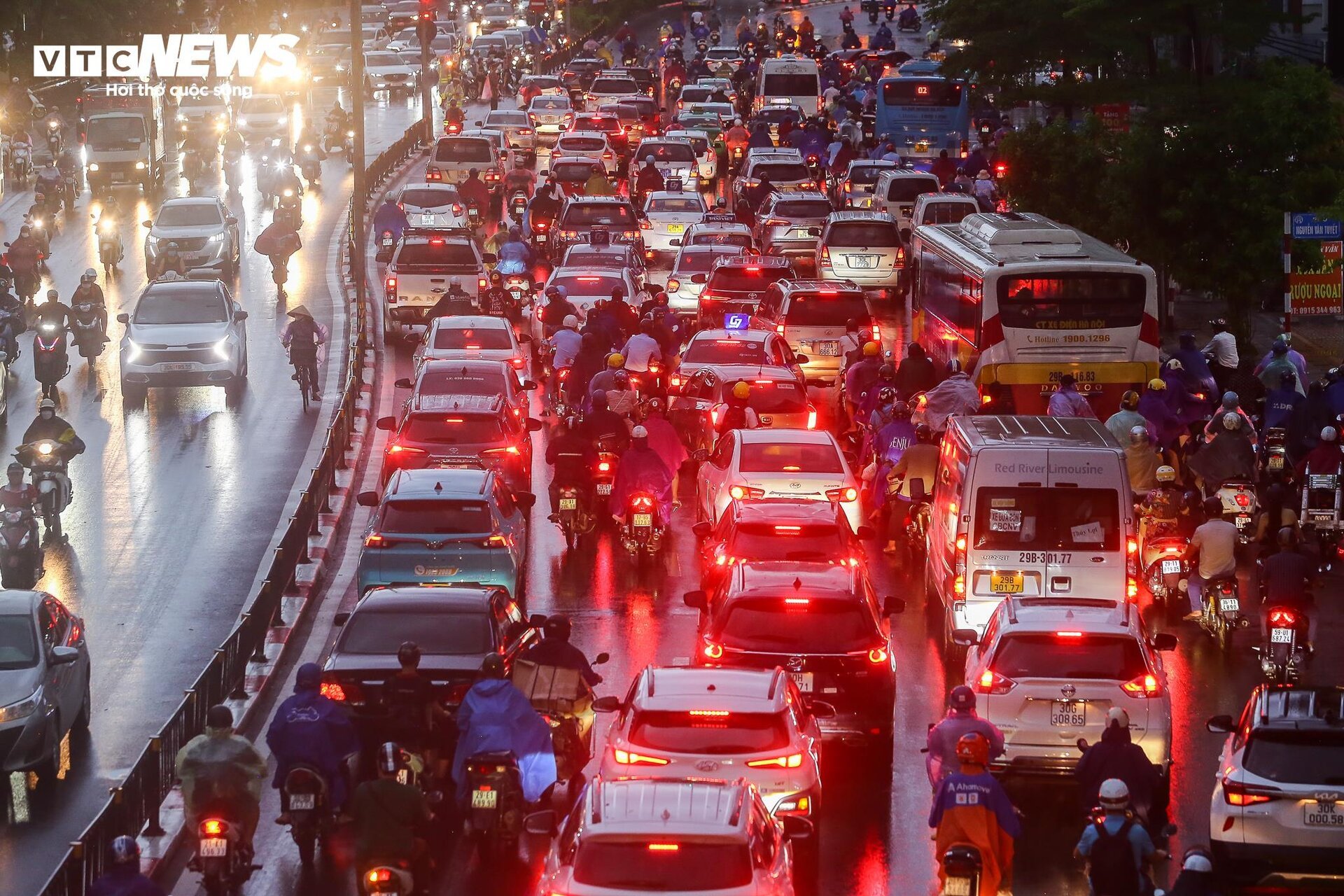 Đường phố Hà Nội hỗn loạn từ sáng đến tối vì mưa, người dân chật vật di chuyển - Ảnh 7.