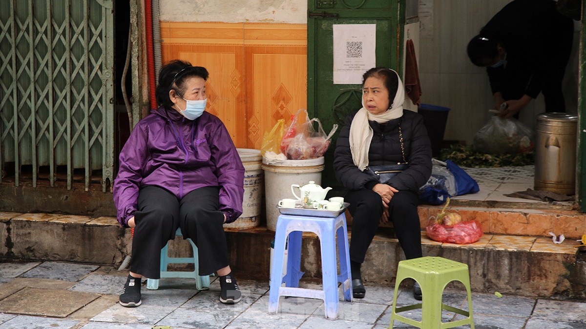 Người Hà Nội chật vật đội mưa rét, vượt &quot;ma trận&quot; tắc đường đến công sở - Ảnh 1.