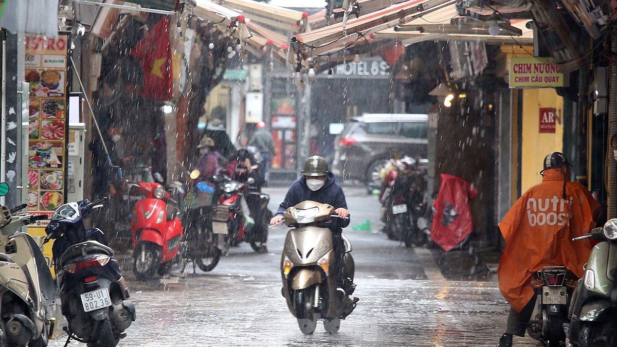Người Hà Nội chật vật đội mưa rét, vượt &quot;ma trận&quot; tắc đường đến công sở - Ảnh 5.