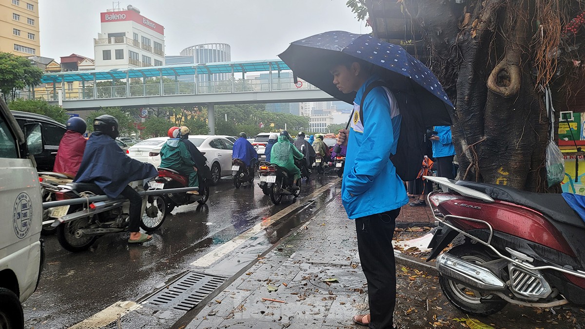 Người Hà Nội chật vật đội mưa rét, vượt &quot;ma trận&quot; tắc đường đến công sở - Ảnh 6.