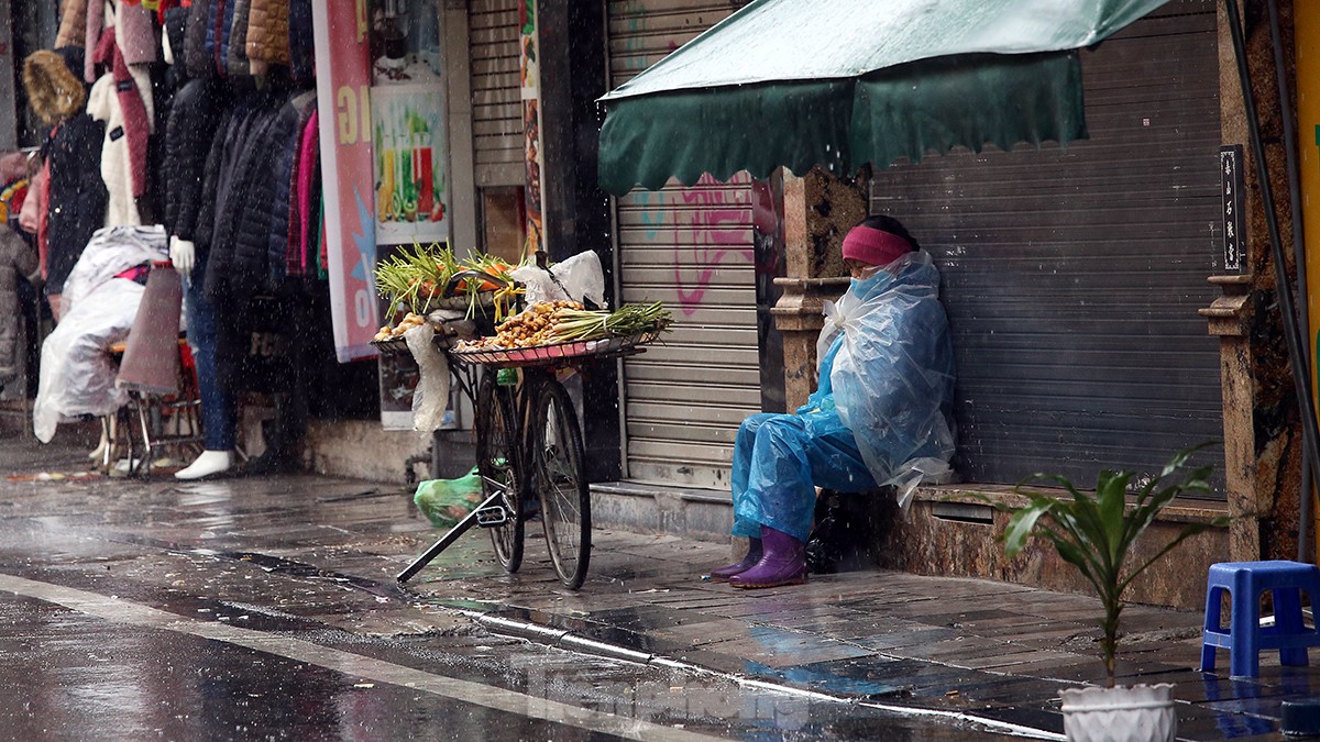 Người Hà Nội chật vật đội mưa rét, vượt &quot;ma trận&quot; tắc đường đến công sở - Ảnh 7.