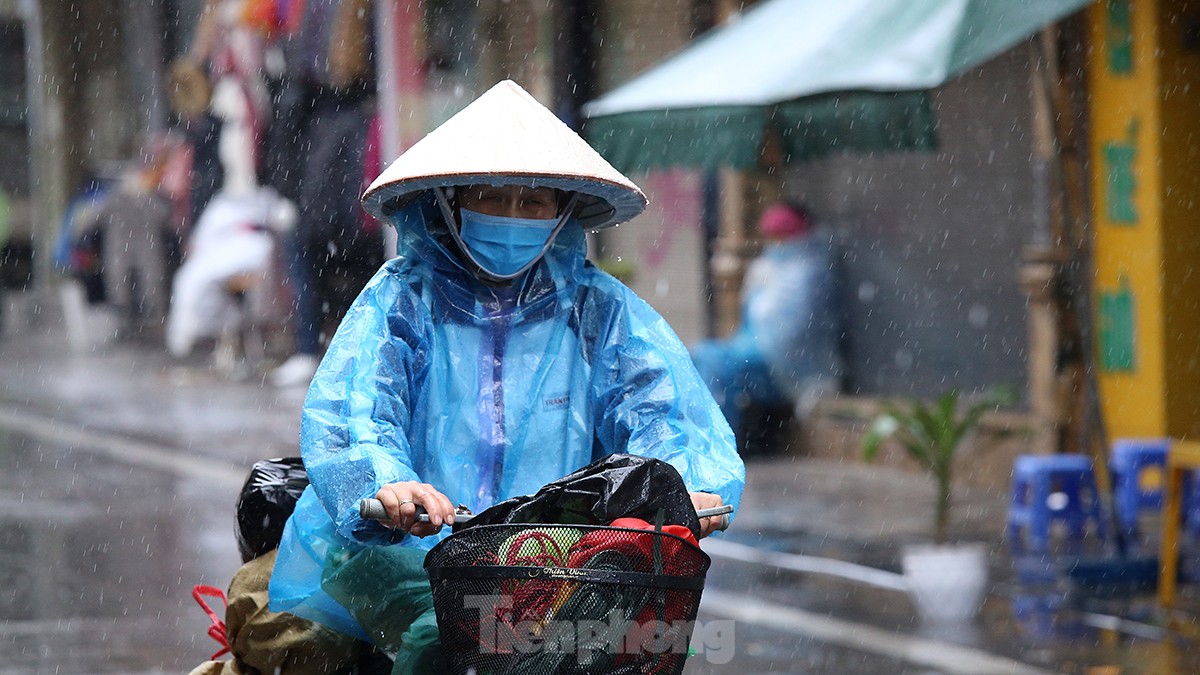 Người Hà Nội chật vật đội mưa rét, vượt &quot;ma trận&quot; tắc đường đến công sở - Ảnh 8.