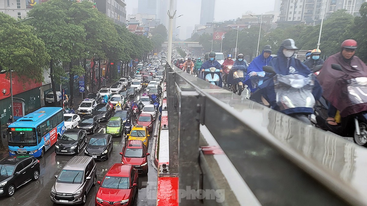 Người Hà Nội chật vật đội mưa rét, vượt &quot;ma trận&quot; tắc đường đến công sở - Ảnh 12.