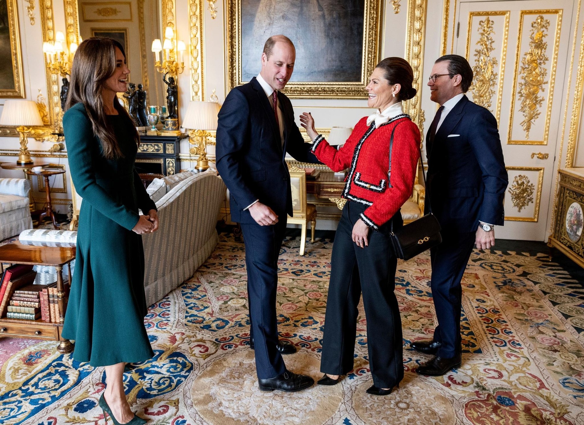 Phản ứng của William và Kate trước khủng hoảng của Hoàng gia Anh - Ảnh 2.