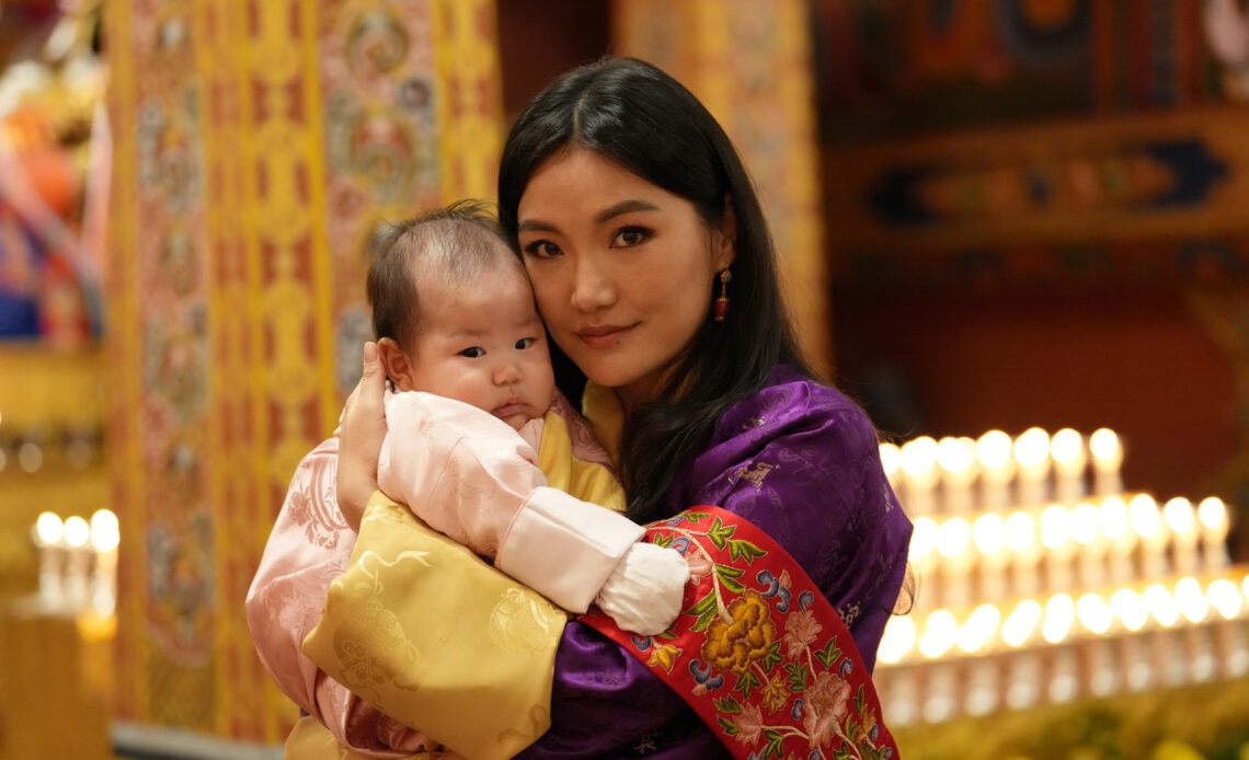 Hoàng gia Bhutan &quot;gây sốt&quot; khi công bố tên con gái, bức ảnh đầu đời của tiểu công chúa nhận &quot;bão like&quot; trên mạng- Ảnh 3.
